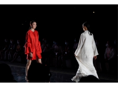当时装周遇上服贸会:首钢园上演北京时装周首场大秀 当时装周遇上服贸会:首钢园上演北京时装周首场大秀