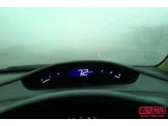 雾中驾驶遵守交通规则和限速 雾中驾驶遵守交通规则和限速