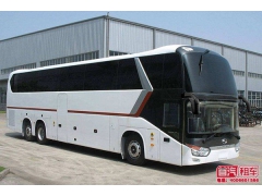 在泥泞湿滑的道路上行驶时 与前方车辆保持足够的安全距离