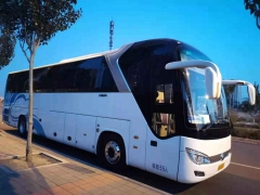 在北京租一辆55座旅游客车包车配司机一天多少钱？